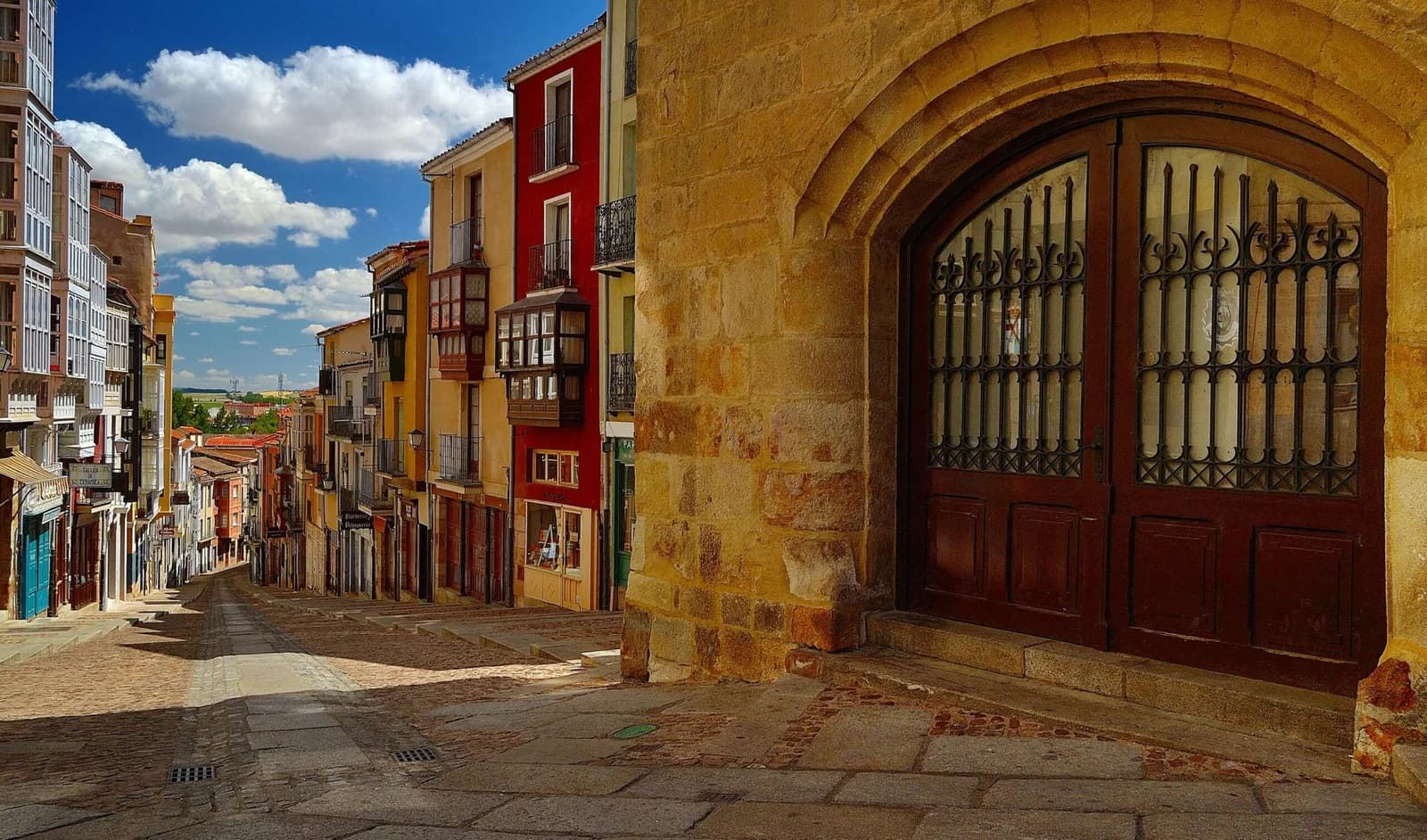 La cuesta de Balborraz en Zamora con sus casas de colores y un gran portón de piedra