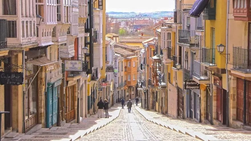 Calle Balborraz de Zamora, empinada y llena de tiendas con sus rótulos: café, taller de cerámica, barbería