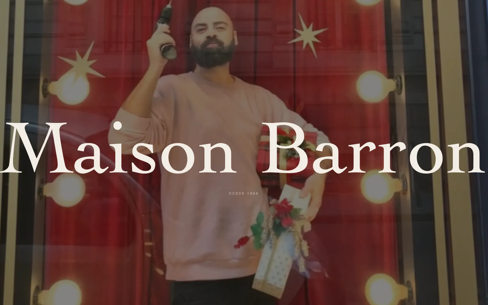 Portada de la web de Maison Barron con Juan Carlos Barrón montando un escaparate navideño con un taladro en la mano