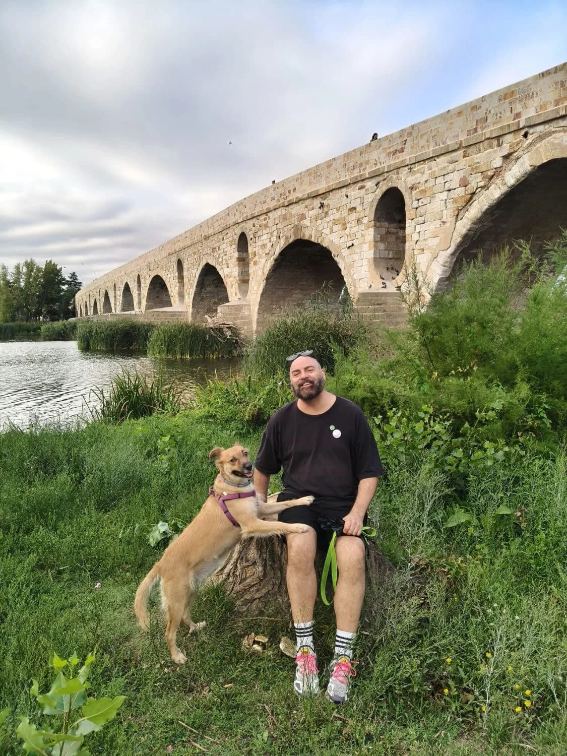 Juan Carlos Barrón with the dog on the banks of the Duero, in Zamora