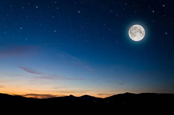 Cielo nocturno con luna llena y estrellas